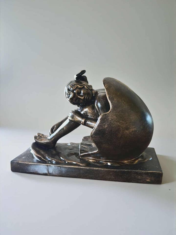 Skulptur av en kvinna som kommer ut ur ett ägg, art déco för wholesale av Art Déco Style