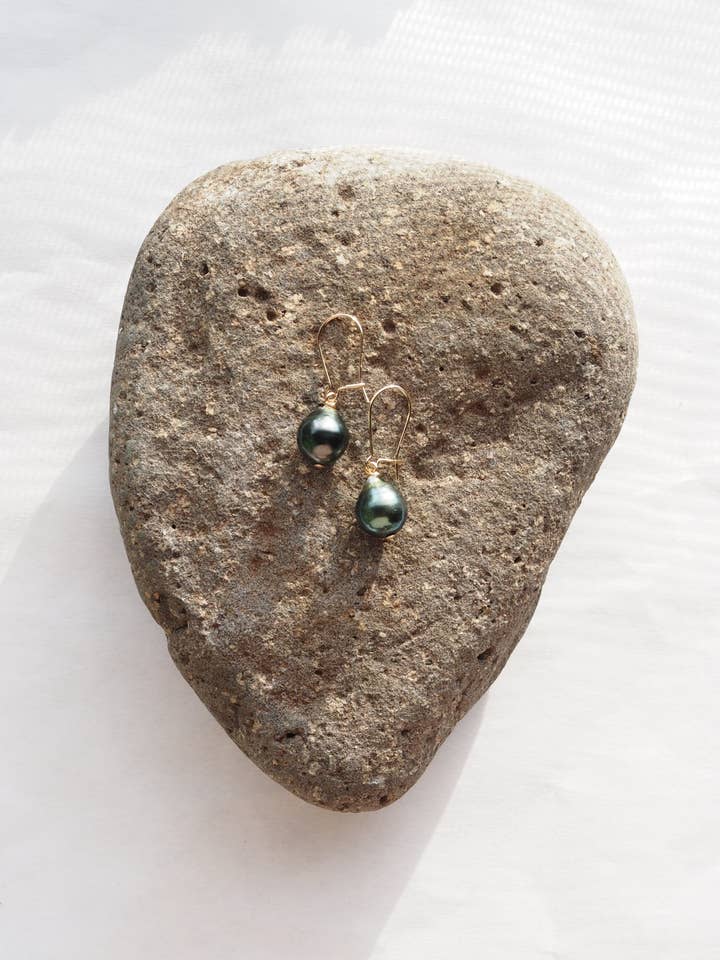 Boucles d'oreilles pendantes en perles de Tahiti dorées - Alaula pour la vente par Ke Aloha Jewelry