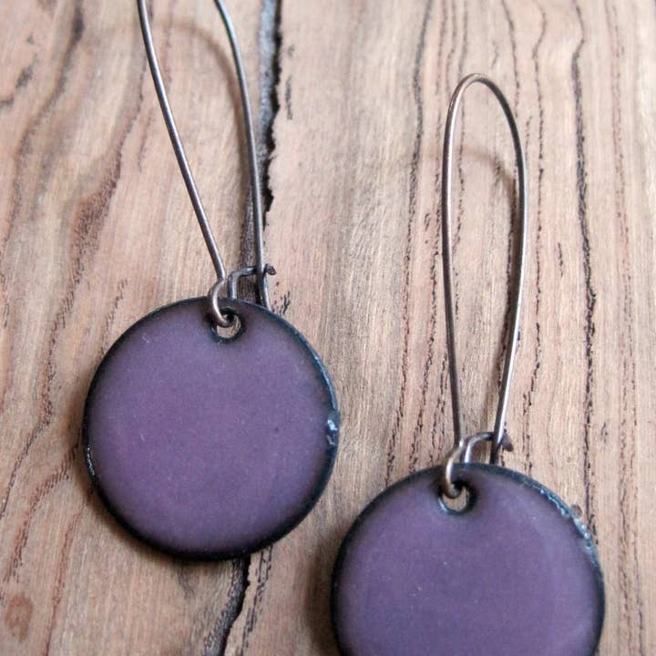 Pendientes esmaltados de cobre color morado berenjena, sin níquel para venta al por mayor de SIFT and Winnow