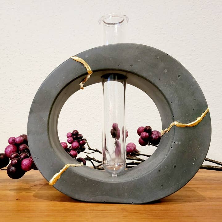 vase « Kintsugi » pour la vente par Resin Art by Lilian
