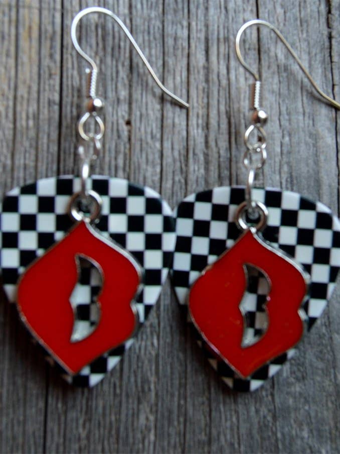 Orecchini a plettro per chitarra Red Lip Charms per la vendita all'ingrosso da parte di Simply Raevyn