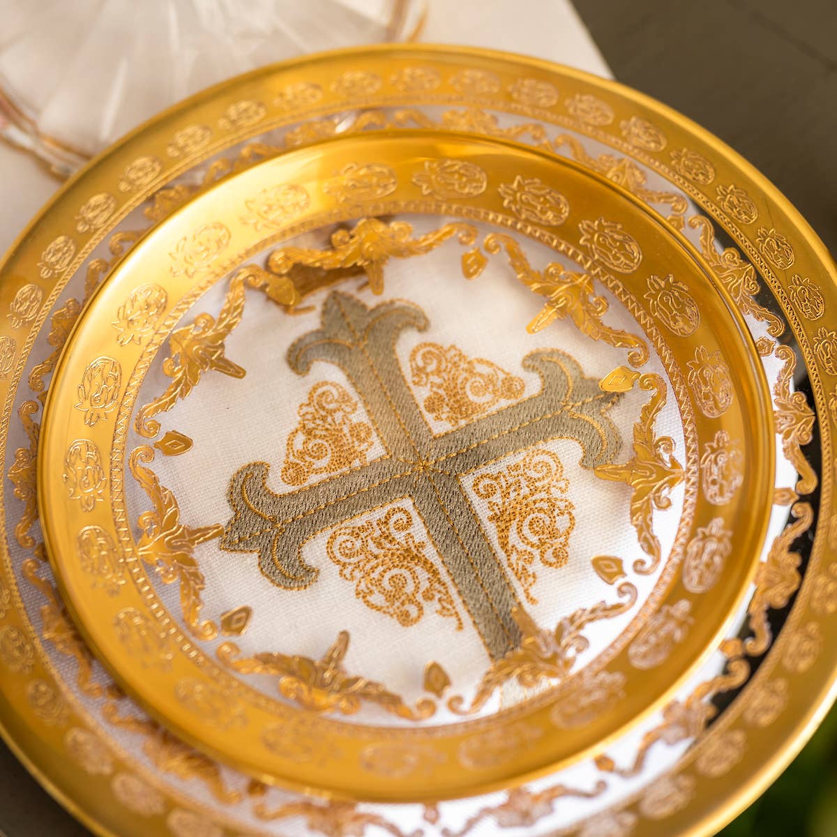 Arte Italica & Crown Linen Designs - Wholesale Appetizer Serveware - Vetro Gold Bread /Canapé Plate1