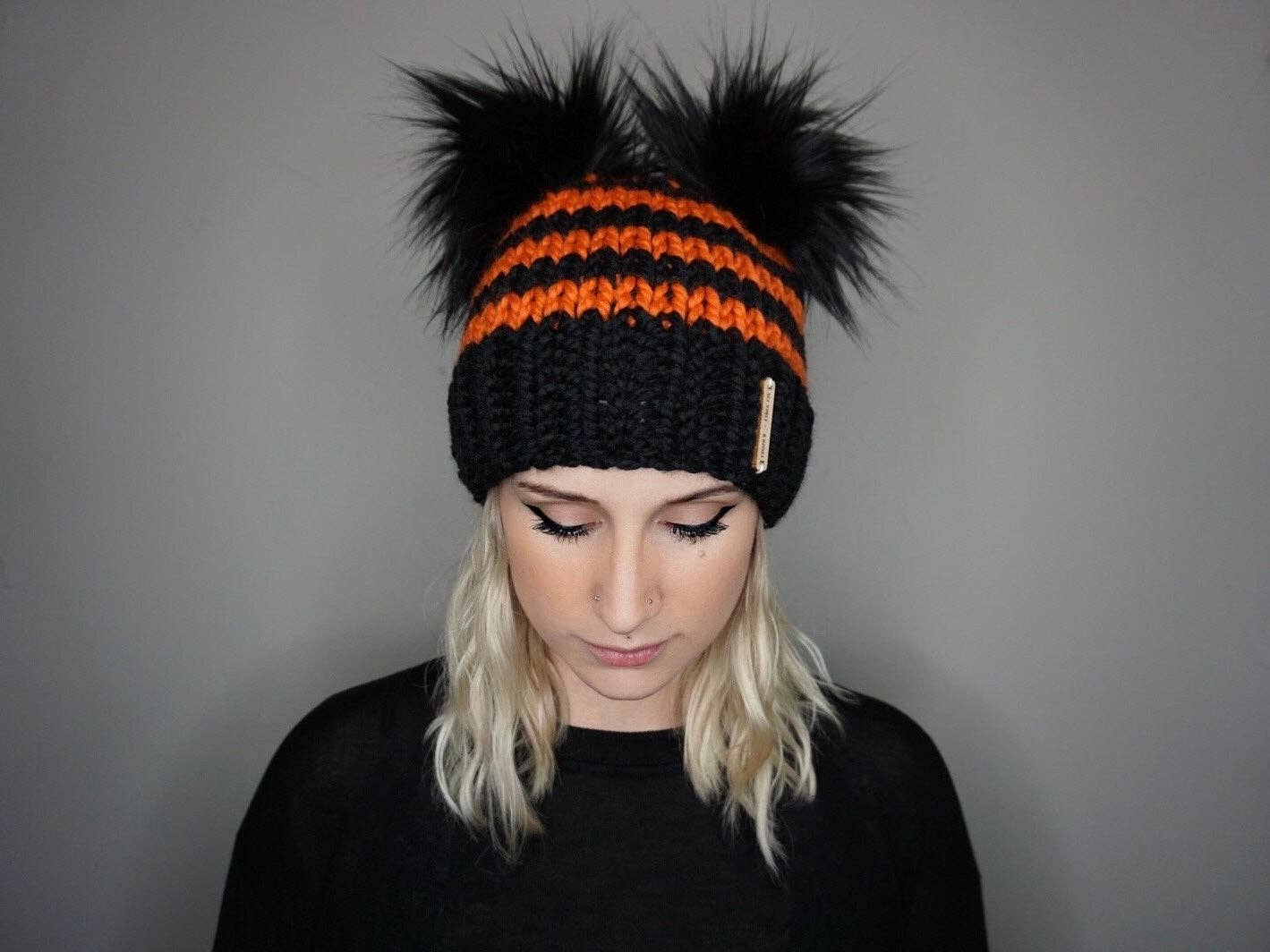 Charlie & Luna Co. - Vente Bonnet – unisexe - Le bonnet à double pompon rayé d'Halloween - Chapeau tricoté automne 2025