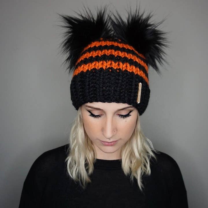 Charlie & Luna Co. - Vente Bonnet – unisexe - Le bonnet à double pompon rayé d'Halloween - Chapeau tricoté automne 20250