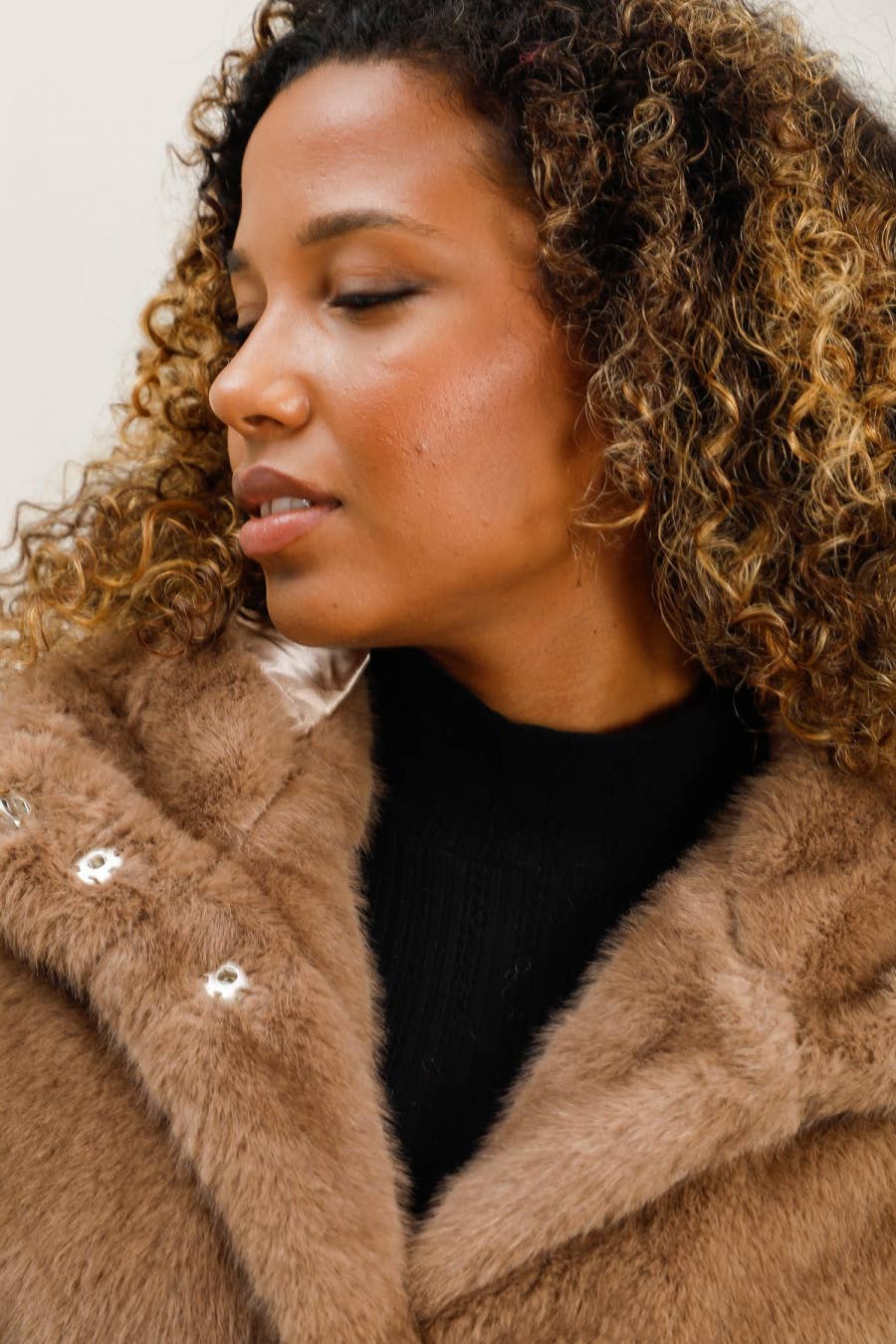 DIX-ONZE – wholesale Päls/fuskpäls - Dam – Chokladbrun Lång Fuskpälsrock – Lyx & Komfort5