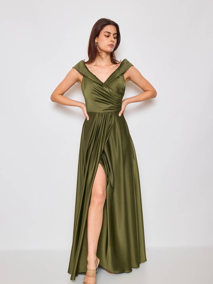 Plisseret satin kjole i stor størrelse med bådudskæring og slids R8324G for engroshandel hos Lautinel