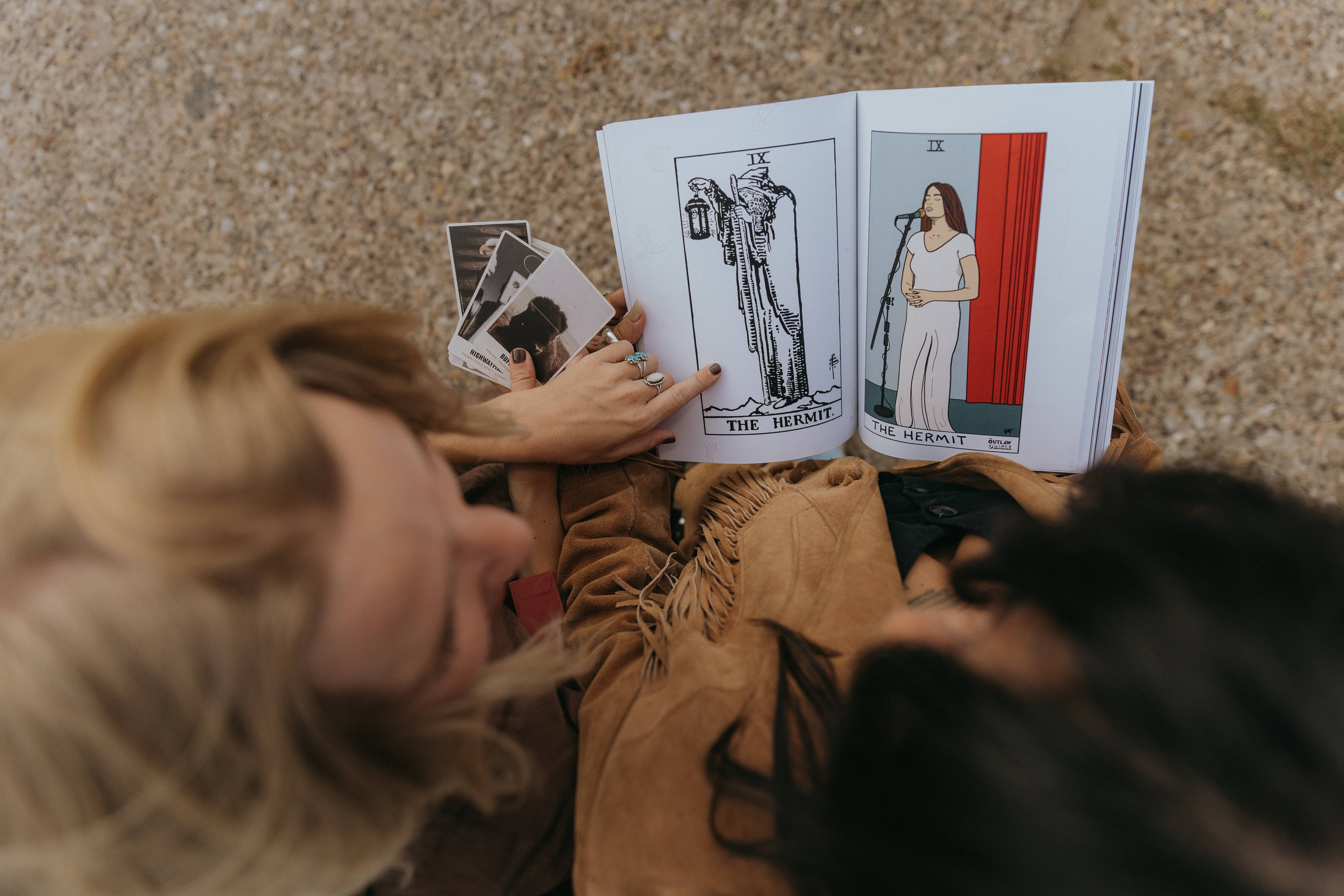 The Outlaw Oracle - Wholesale Tarot Cards - The Outlaw Oracle's Honky Tonk Tarot Colorin' Book - Rebel T3