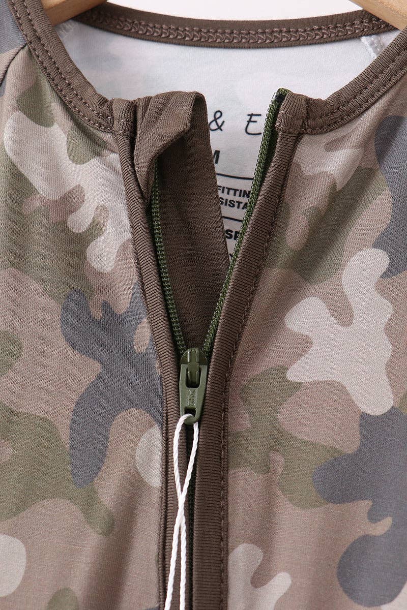 Aspen Rain Boutique – wholesale Byxdress - Baby – Kamouflage bambu dragkedja romper2