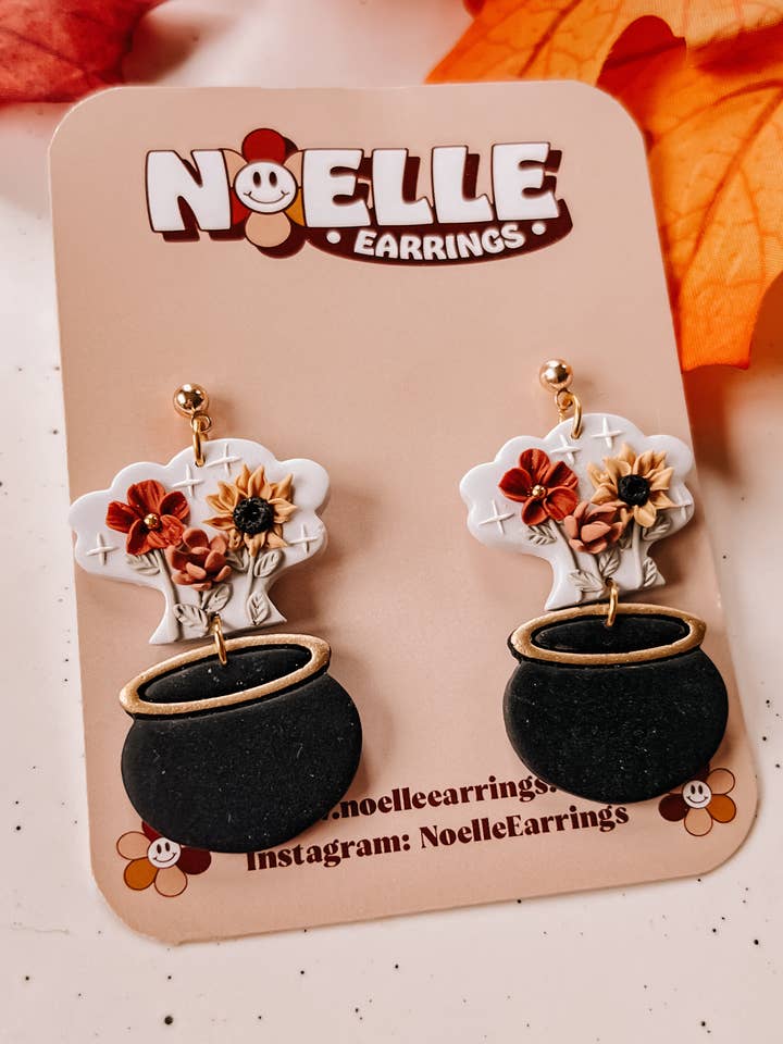 Boucles d'oreilles chaudron fleuri | Boucles d'oreilles en argile polymère pour Halloween pour la vente par Noelle Earrings