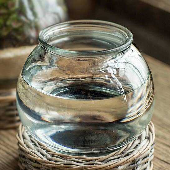 Petit terrarium rond en verre avec base en osier pour la vente par Vagabond Vintage