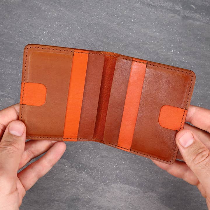 Portafoglio unisex a due ante verticale in pelle arancione e marrone per la vendita all'ingrosso da parte di HOLD SUPPLY
