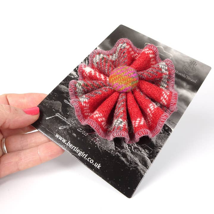 Spille a forma di fiore e rosetta - Red Tartan - Rosette per la vendita all'ingrosso da parte di Bertie Girl