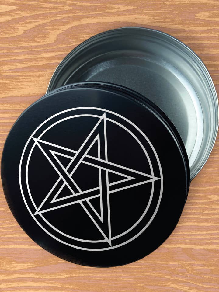 Pentagram Indgraveret 4 ounce metal urt stash/opbevaringsbeholder for engroshandel hos Three Witches Tea Shop