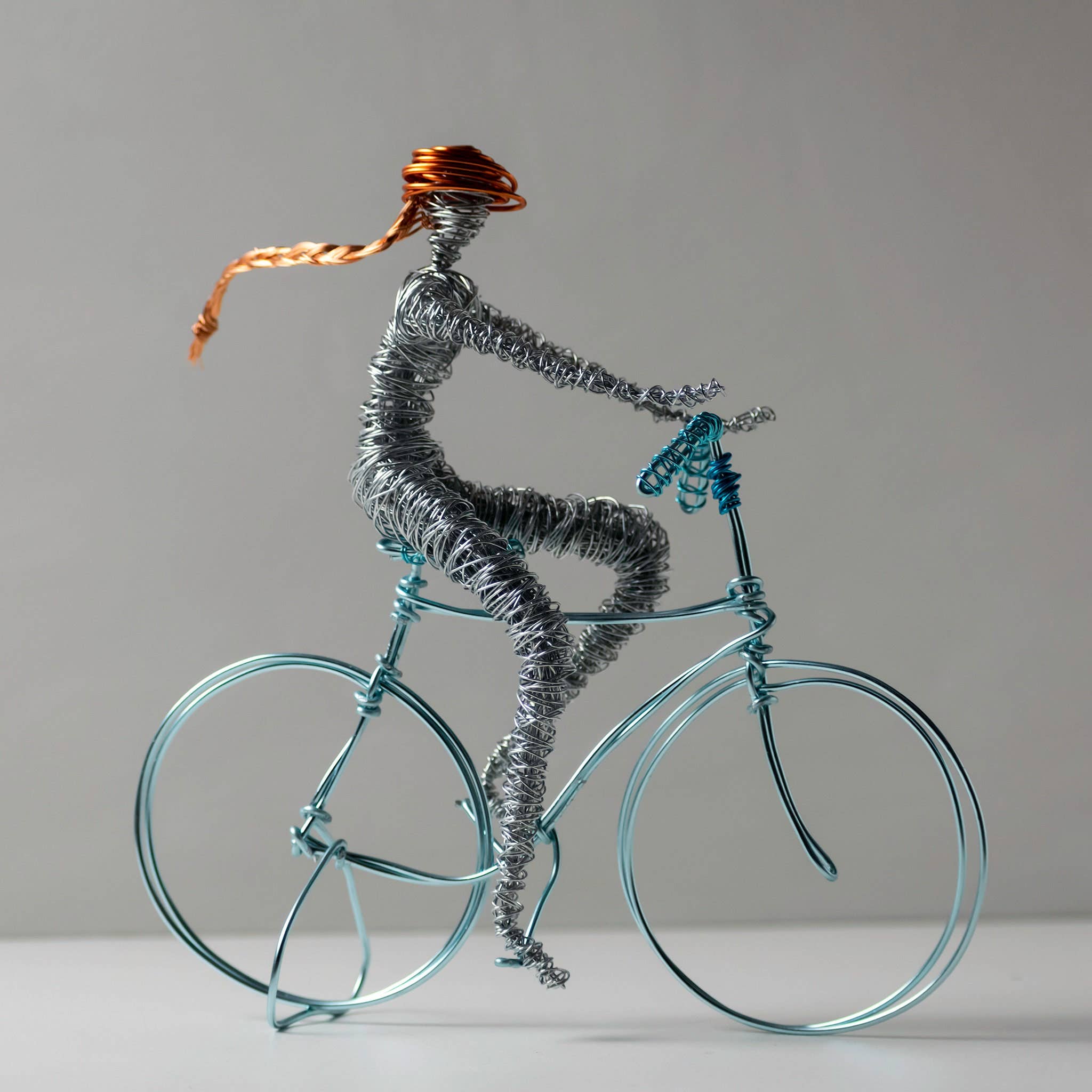 Haritopoulou - Venta al por mayor Escultura - Escultura de alambre de mujer en bicicleta2