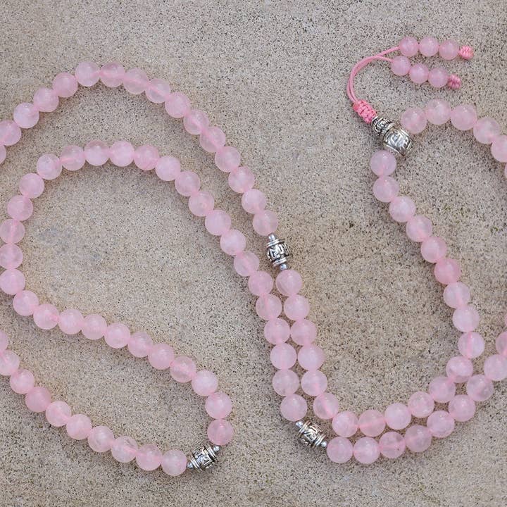 Lungta Imports – Großhandel Perlenarmband – Tibetischer Rosenquarz Mala Meditation Yoga 108 Perlen mit silberner Guru-Perle, silbernen Abstandhaltern und Mala-Holzbox