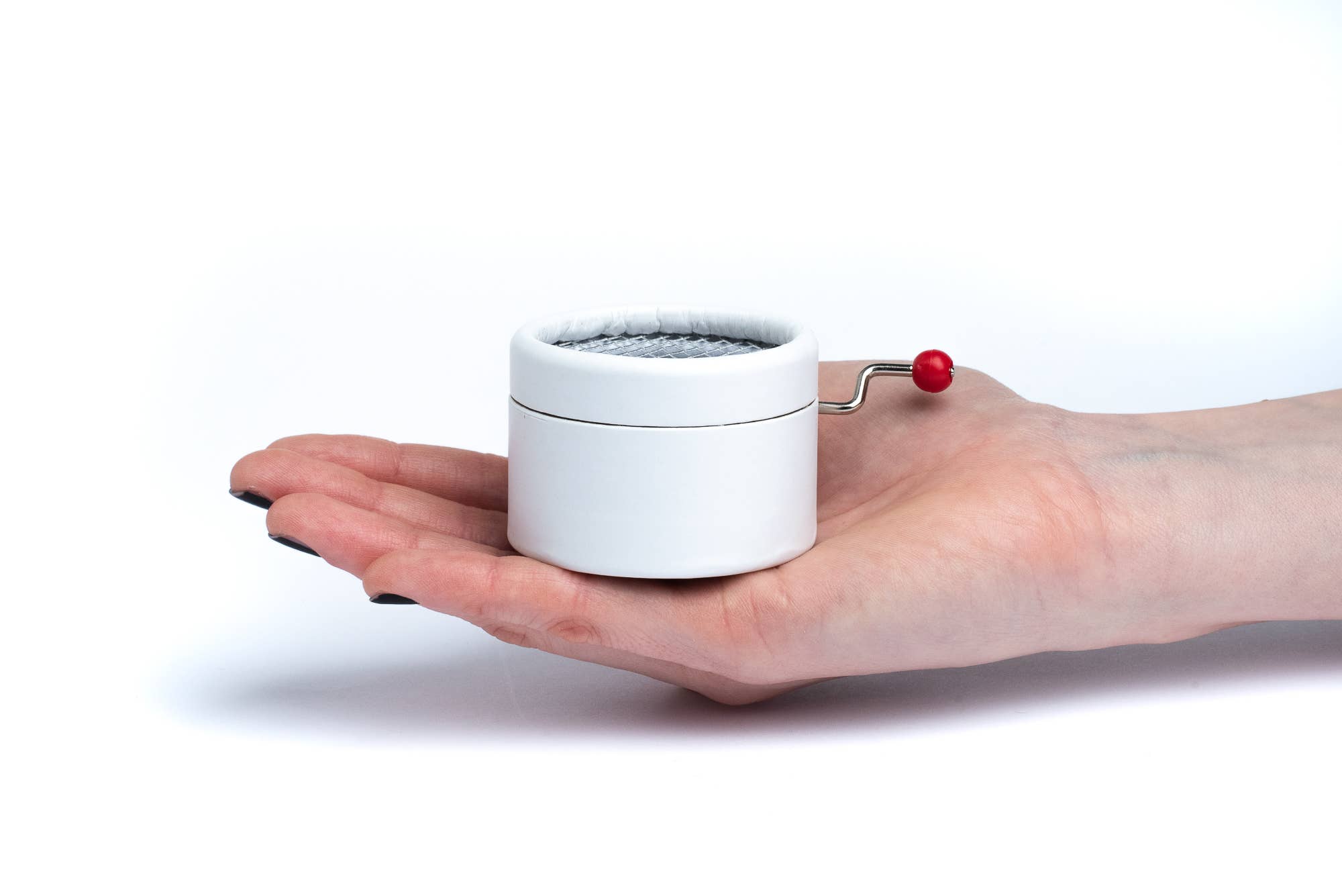 esdemusica by Rocio - Wholesale Music Box - Kids & Baby - Little brown music box with a hand cranked mechanism4