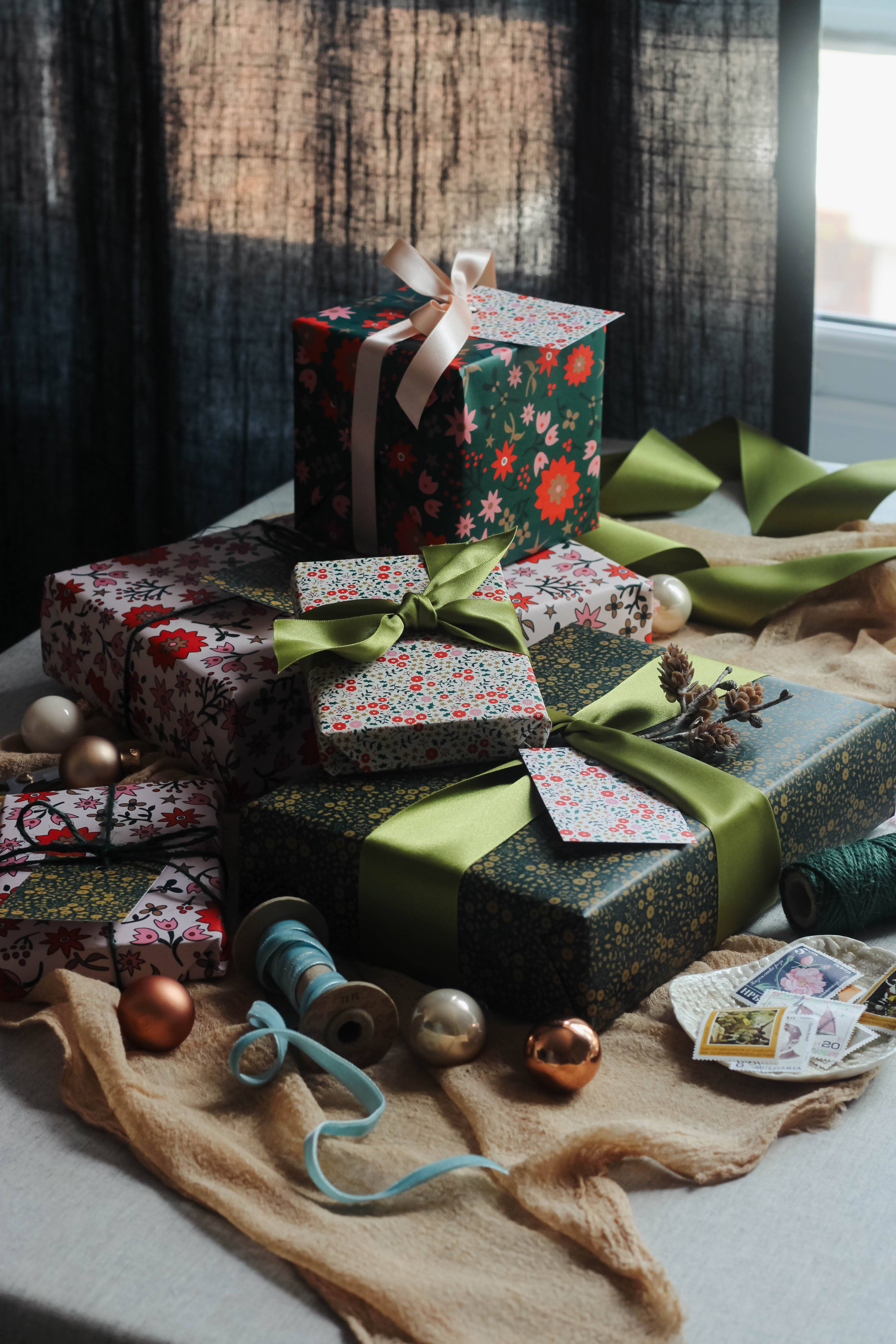 Lucy says I do - Vendita all'ingrosso Carta da regalo in fogli - Carta regalo natalizia retrò Scandi floreale double face9