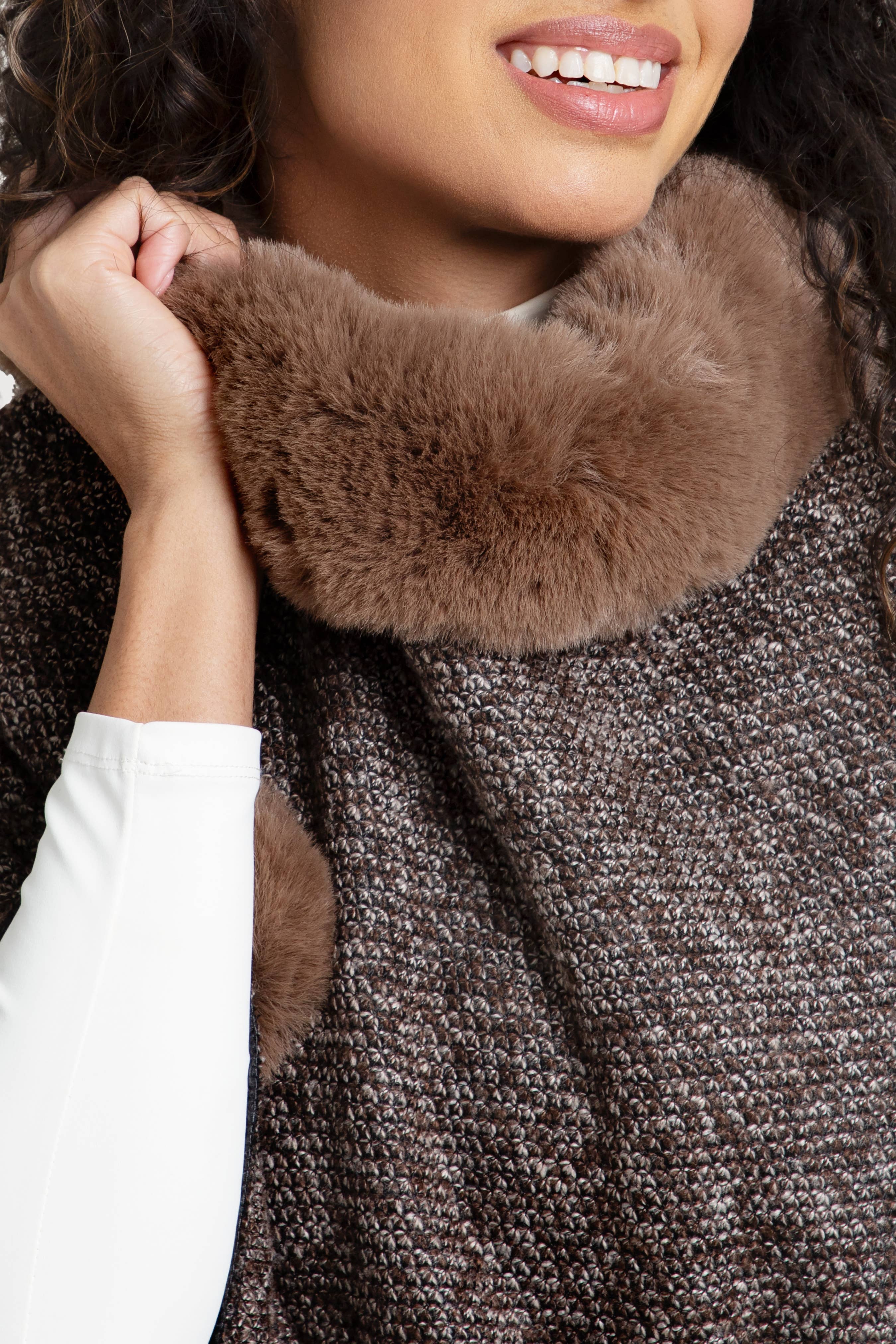 SAACHI - Wholesale Poncho - Dames - Posey Fur Pomponponcho11