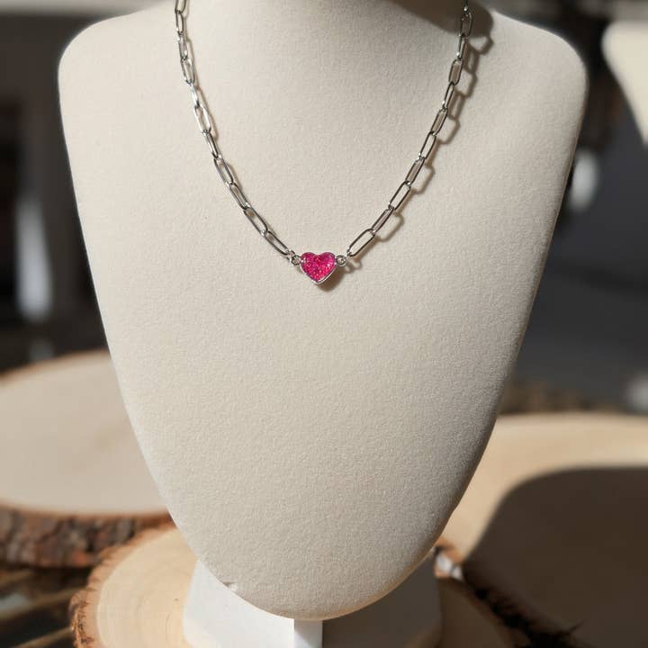 Sølvkæde med oppustet hjertevedhæng - Lyserød laboratoriedyrket opal for engroshandel hos TillyPad Studios