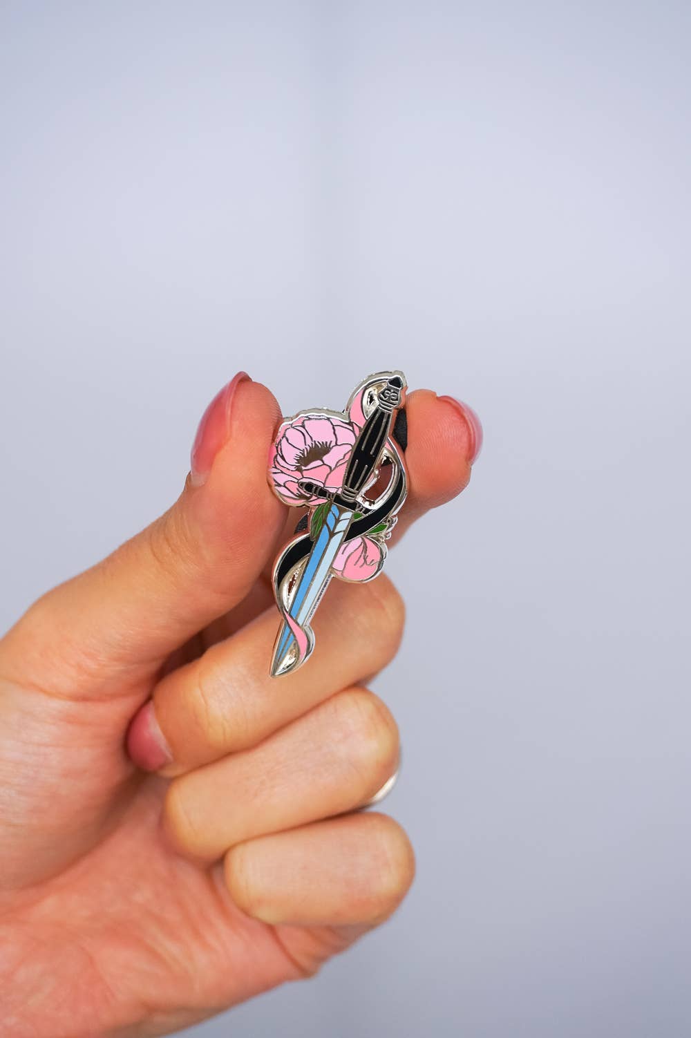 Creative Goodie - Venta al por mayor Botón/prendedor - Pin de esmalte duro Espada Romántica para amantes de los libros1