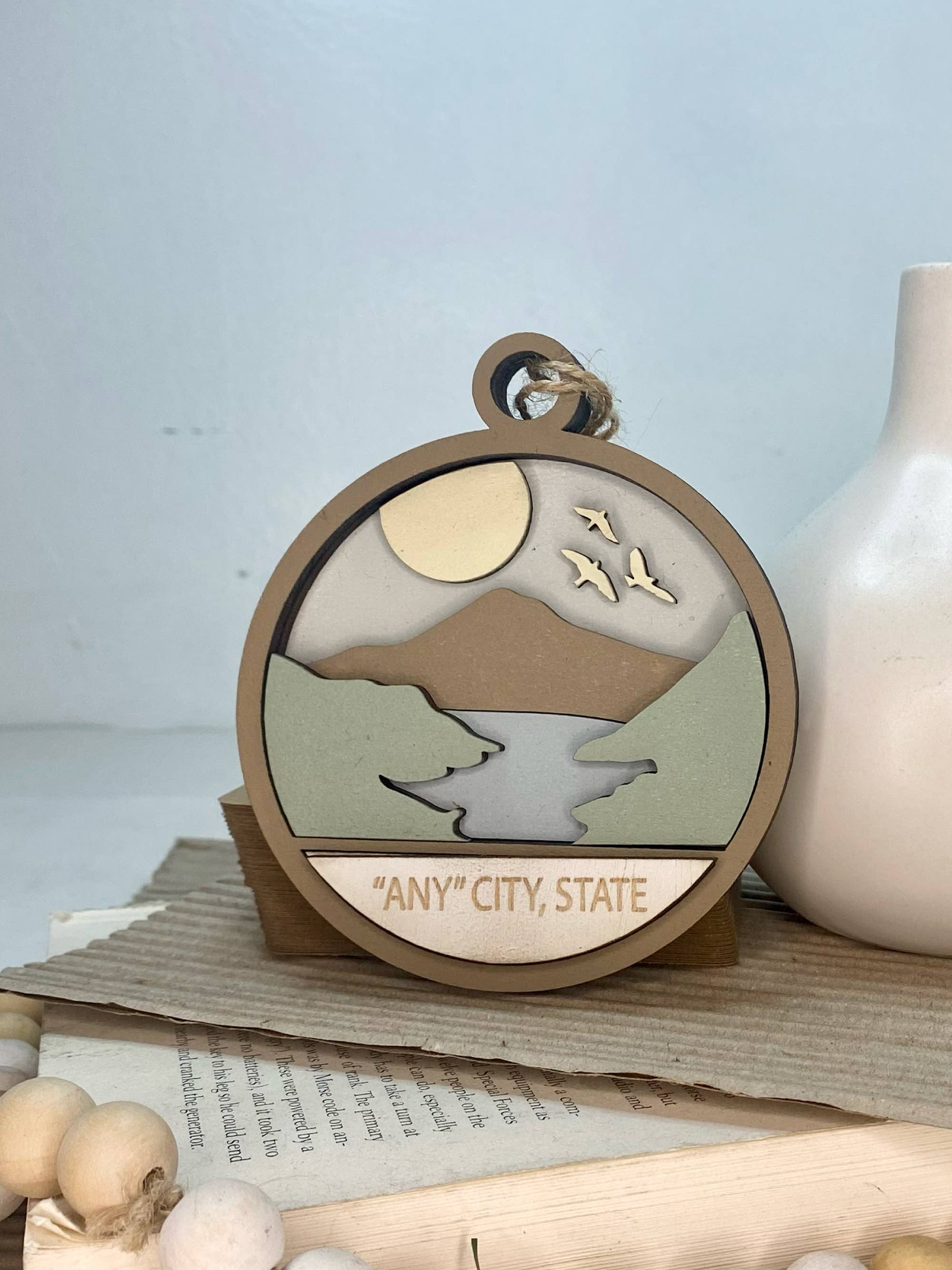 Pine Designs - Vente Objets de décoration - Montagnes de CityState ou CustomText avec ornement de ruisseau