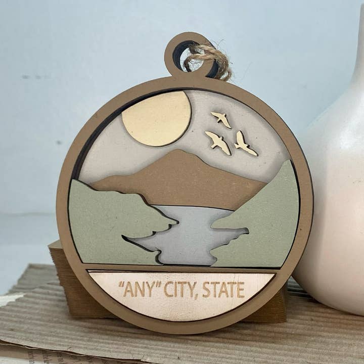 Pine Designs - Vente Objets de décoration - Montagnes de CityState ou CustomText avec ornement de ruisseau0