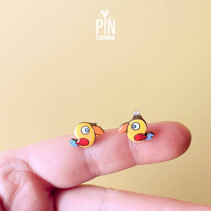 PinTonik – Engroshandel Ørestikkere – Søde papegøje-ørestikker - Skævt fuglesmykke4