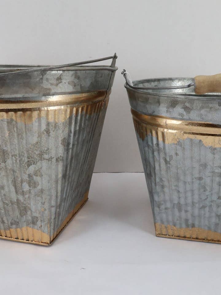 Ensemble de seaux en métal galvanisé avec poignées en bois, 2 unités. pour la vente par Tremont Floral Supplies