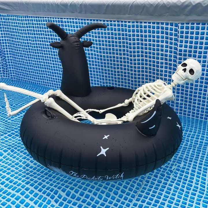 The Pickety Witch – Engroshandel Oppustelige ting – Black Phillip Goat Pool Float - „Svøm lækkert“