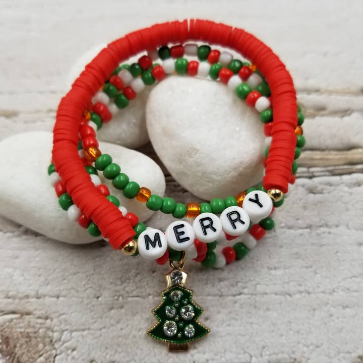 Ensemble de bracelets en argile et perles en forme de graines de Noël pour la vente par Treasure Wholesale
