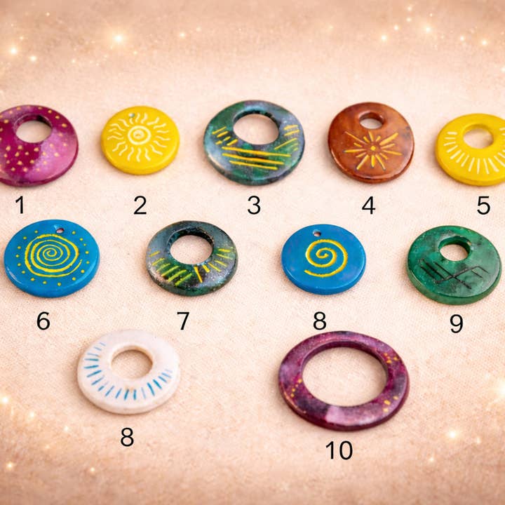 Handgefertigte nordische Tontalismane – Ritualamulette für Ruhe und Schutz für den Großhandel von Runemoss Atelier by Sara Beccuti