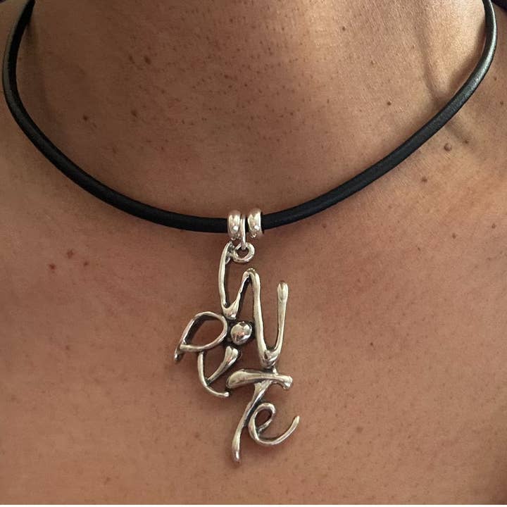 Escribe - Collar de plata de ley con cuero para venta al por mayor de Stylized Heritage - Word Art Jewelry