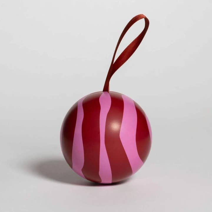 Bauble in Swedish design filled with chocolate truffles Arne for wholesale by Gåva Gifting