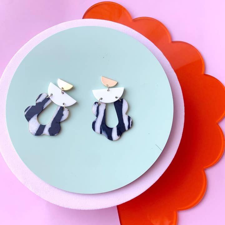 Orecchini in acrilico per la vendita all'ingrosso da parte di Colourful Courts Jewellery