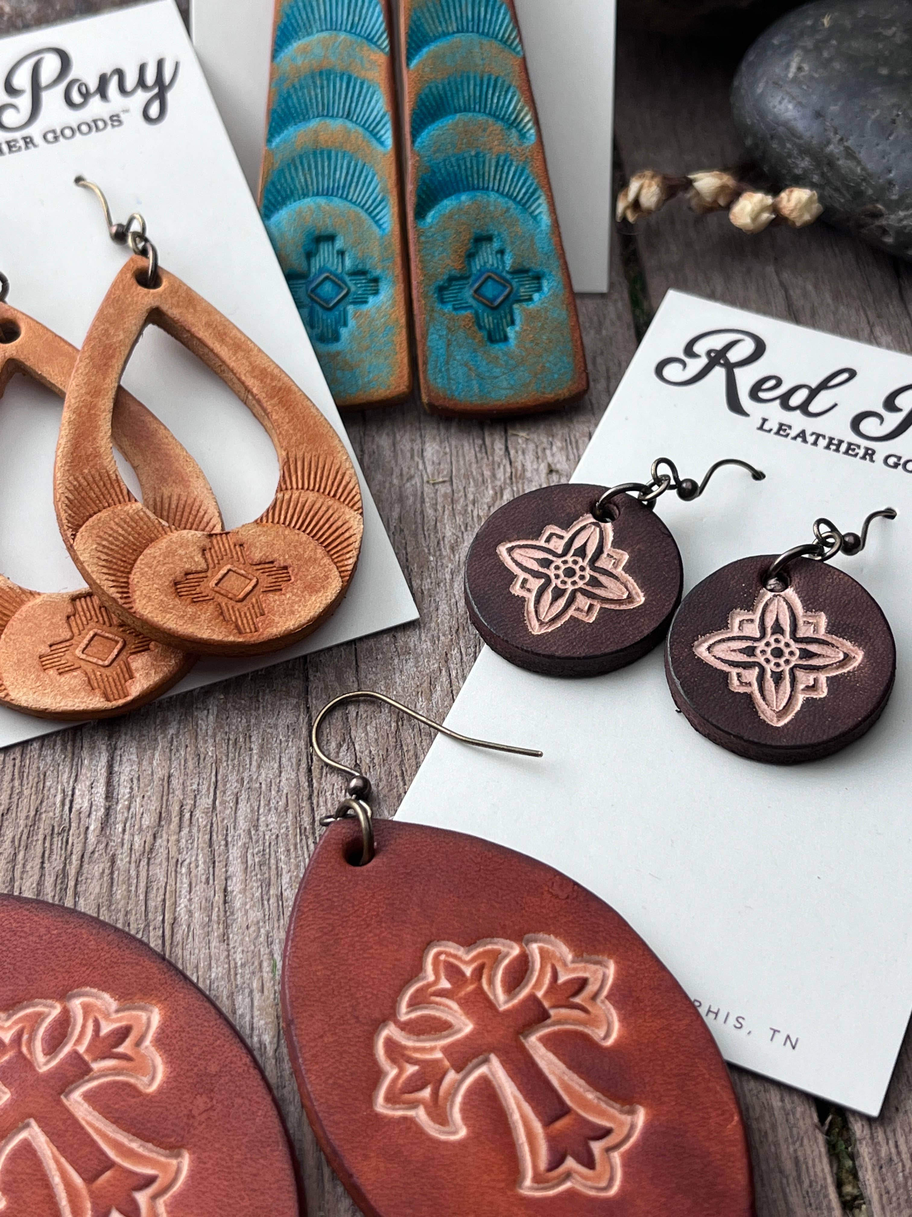 Red Pony Leather Goods – Brincos de argola por atacado – Brincos em Forma de Gota em Couro Trabalhado à Mão Boho Western Pequenos (Cópia)3