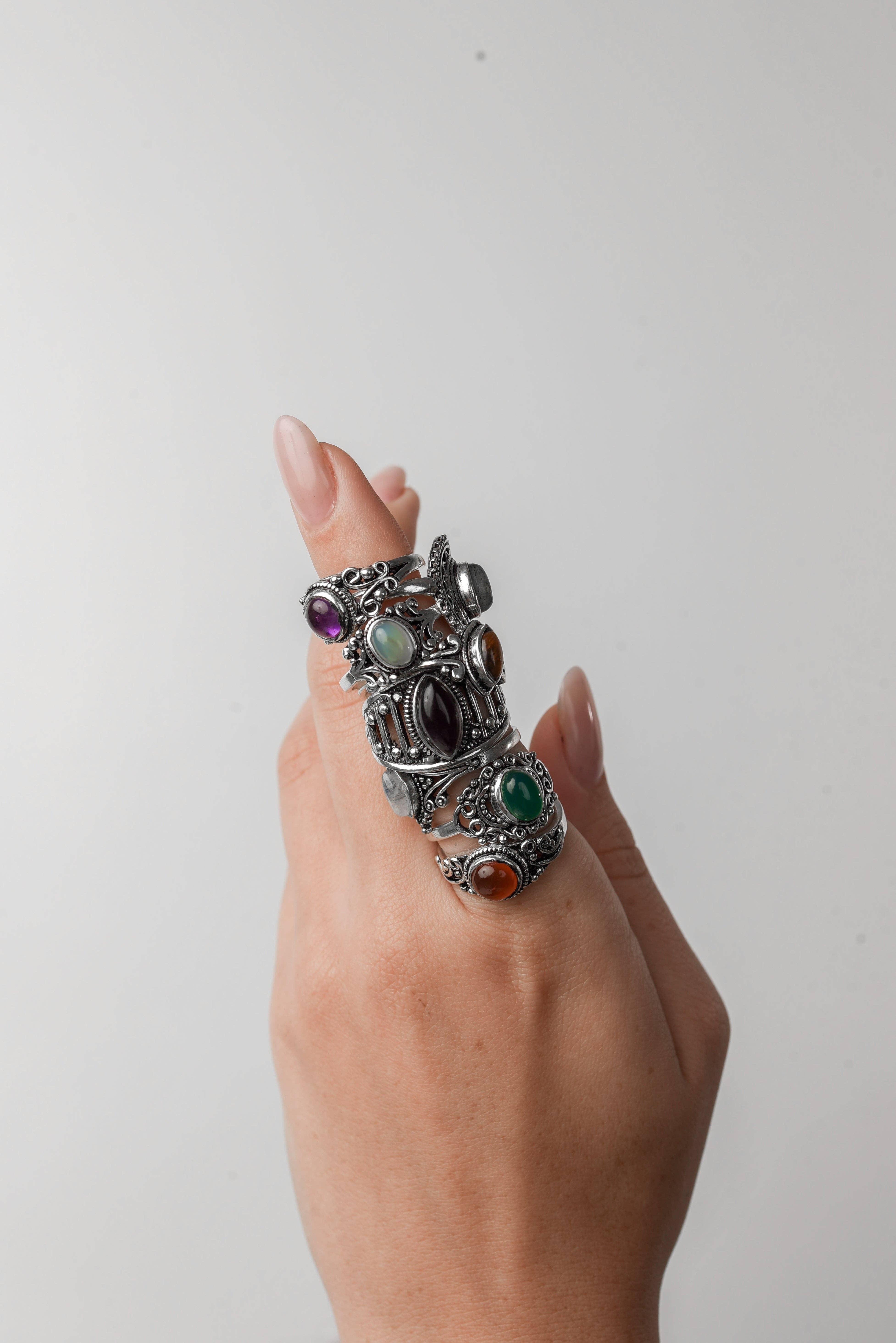 Handmade Jewels – Engroshandel Båndring – Delikate Stable Ringe, Sølvbelagt – Assorterede, Boho Stil Med Naturlige Krystaller, Engros4