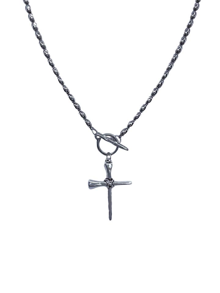 Cadena de cuentas ovaladas chapadas en plata de ley vintage con colgante de cruz de clavo de herradura para venta al por mayor de Erin Knight Designs