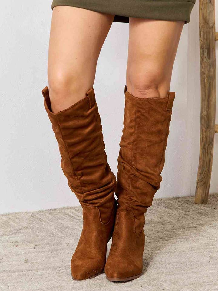 Bottes hautes à talons carrés pour la vente par Lecatta Fashion