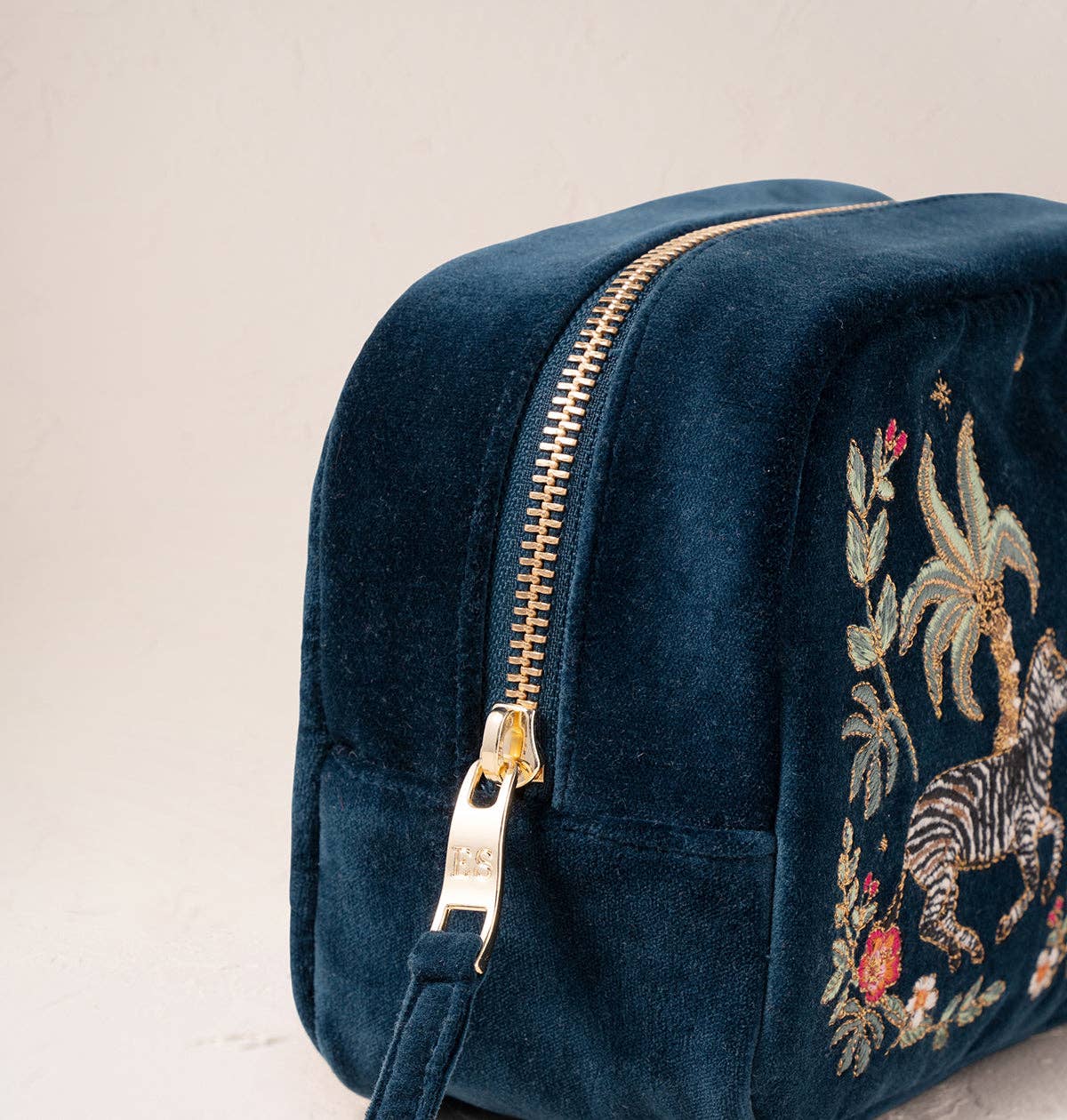 Elizabeth Scarlett Ltd – wholesale Make-up/cosmetic bag – Wild Zebra Palm Makeup Bag1