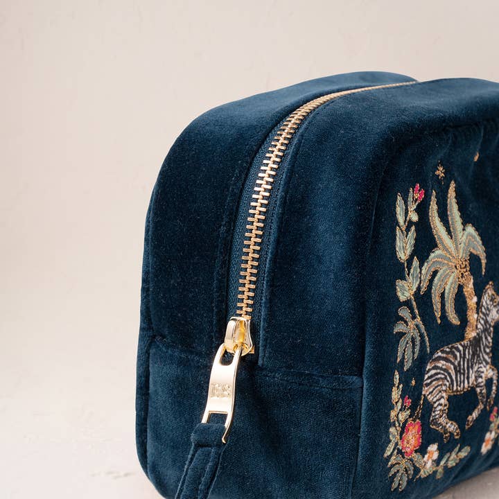 Elizabeth Scarlett Ltd – wholesale Make-up/cosmetic bag – Wild Zebra Palm Makeup Bag1