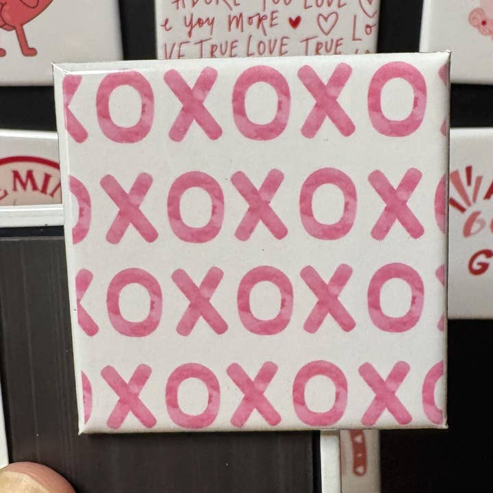 XOXO Valentijnsmagneet | 2x2 inch vierkant voor wholesale door Tieu Magnetic