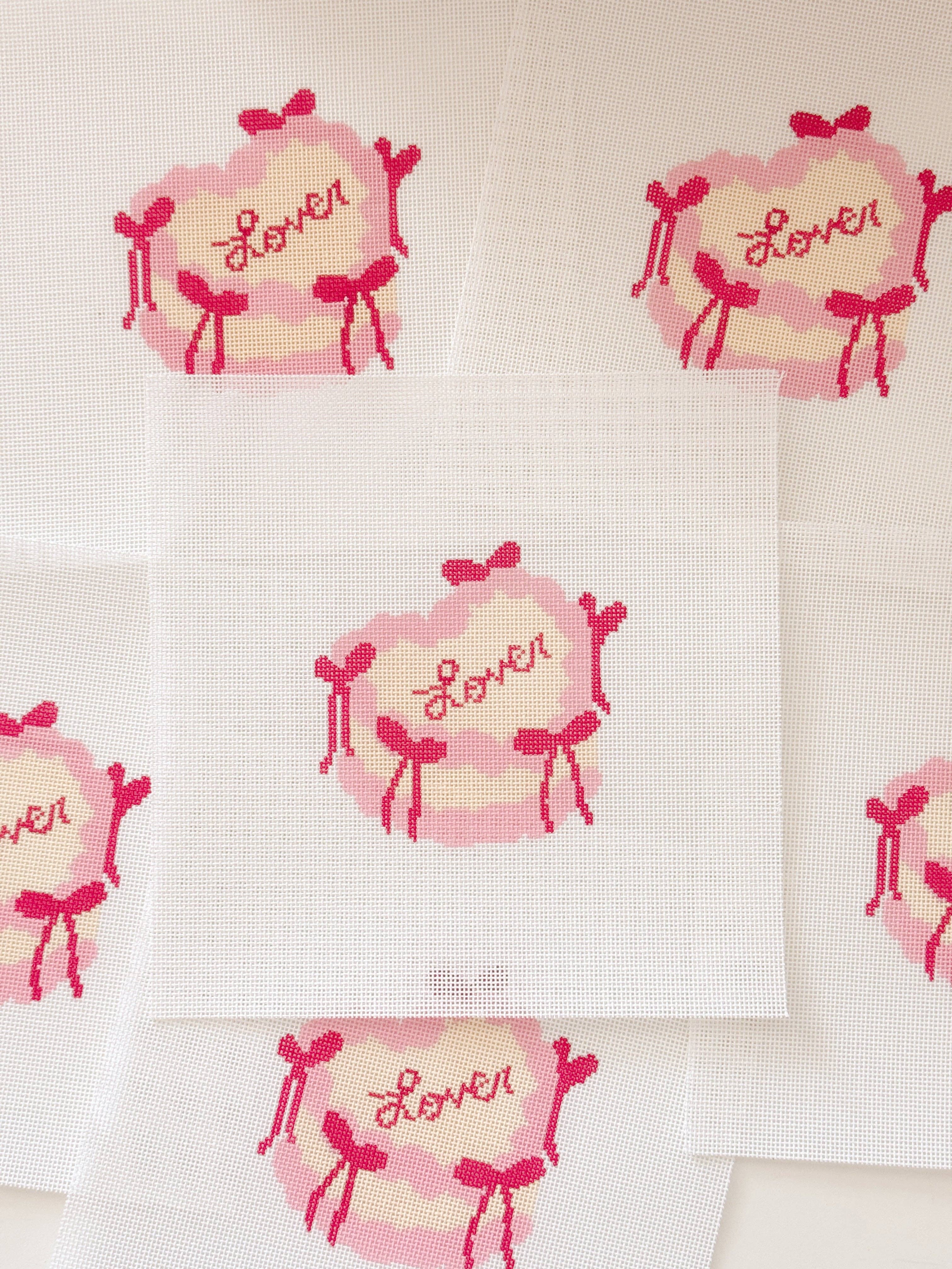 Cotswold Co Designs - Vendita all'ingrosso Attrezzatura per ricamo/punto croce - Tela per ricamo a punto croce con torta a forma di cuore e fiocco | Design per ricamo a punto croce Coquette da 4” 18 Mesh | Torta a forma di fiocco per San Valentino