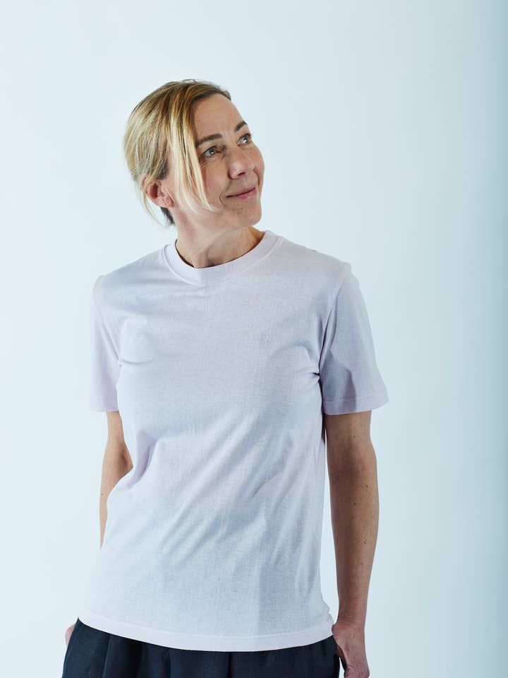 t-shirt THEO orchidea per la vendita all'ingrosso da parte di Grenzgang - slow womens fashion made in the Alps