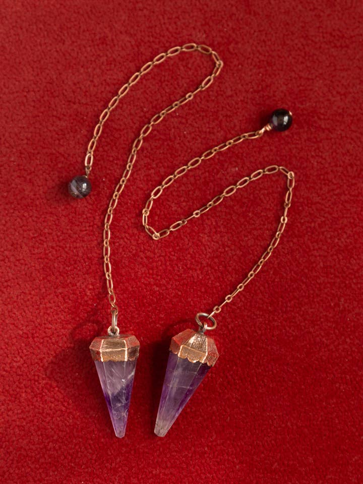 Pendule en améthyste, cuivre et cristal pour la vente par The Cyprus Cabinet
