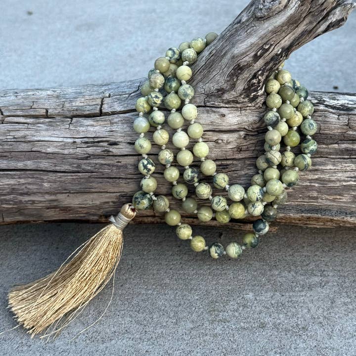 Lungta Imports - Venta al por mayor Collar de cuentas de oración - Mala natural de serpentina con nudos a mano, 108 cuentas, rosario para meditación, collar japa, incluye bolsa de seda gratis7