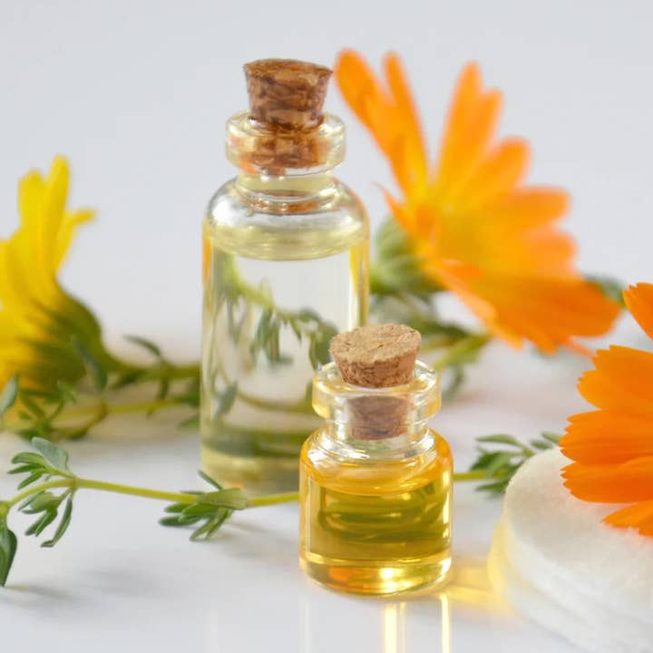 Huile de calendula Yoni pour la vente par LVNDR Pure Essentials