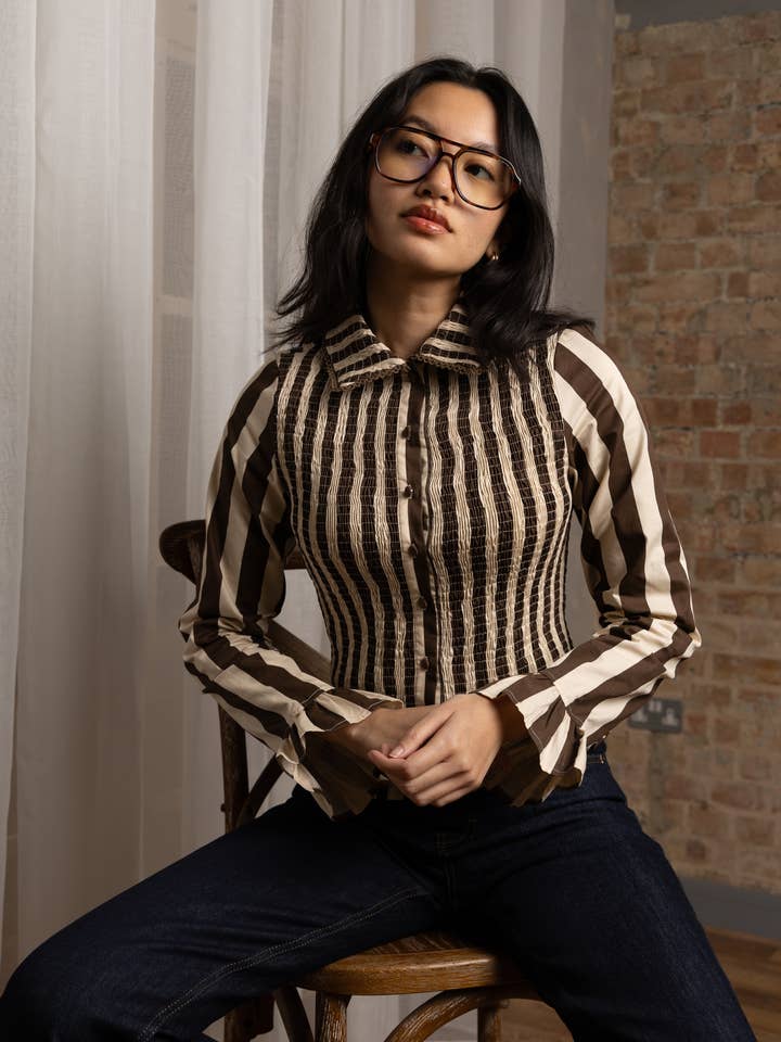 Yasmine smockad bomullsskjorta med bruna ränder för wholesale av Amy Lynn