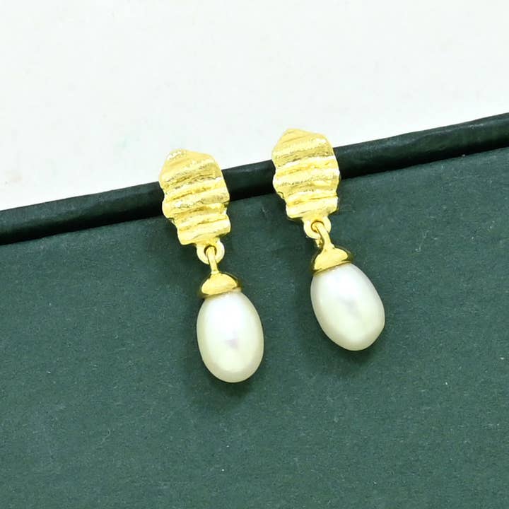 Hallie Earring Gold Plated - Natural Pearl for wholesale by Schmuckoo Berlin