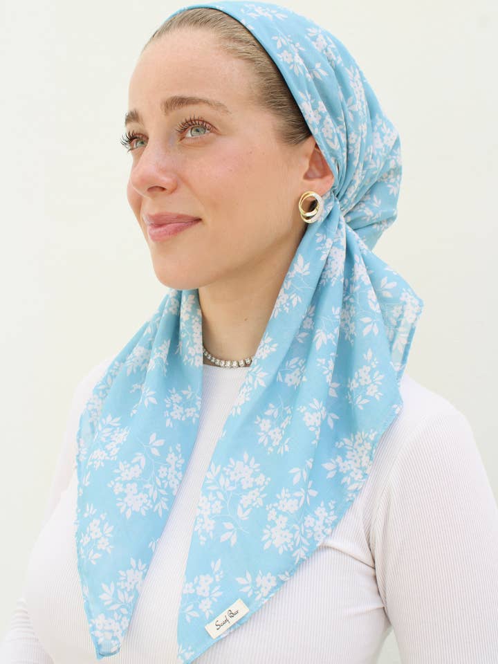 Korte klassieke voorgeknoopte Bluebell Meadow-hoofddoek (met fluwelen grip) voor wholesale door The Scarf Bar