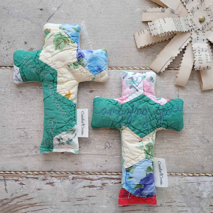 Spring Renee Designs / Comfort Cross - Venta al por mayor Cruz de pared - Cruz de oración acolchada muy desgastada, frases y colores para el día a día2